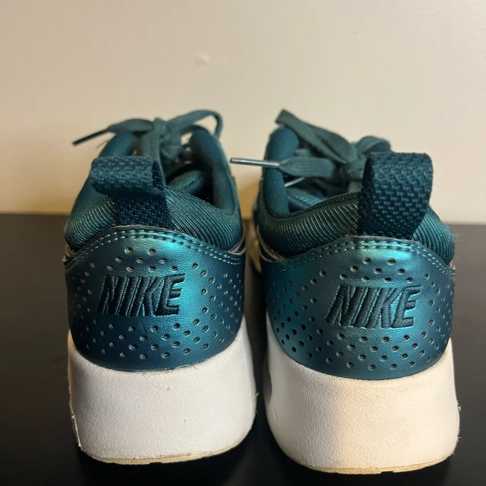 Nike “Max Thea”